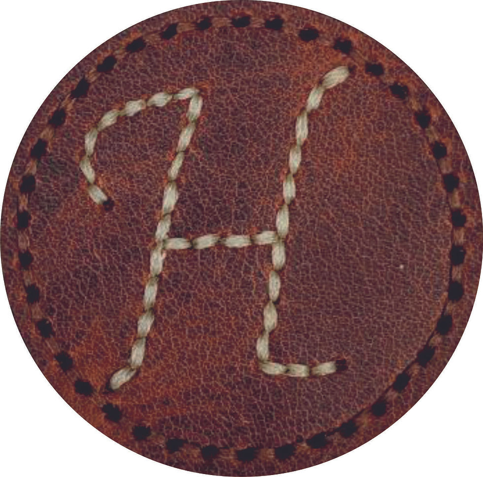 Küçük resim: Kahverengi dairesel deri yama, 'H' harfi ortasında dikişli.