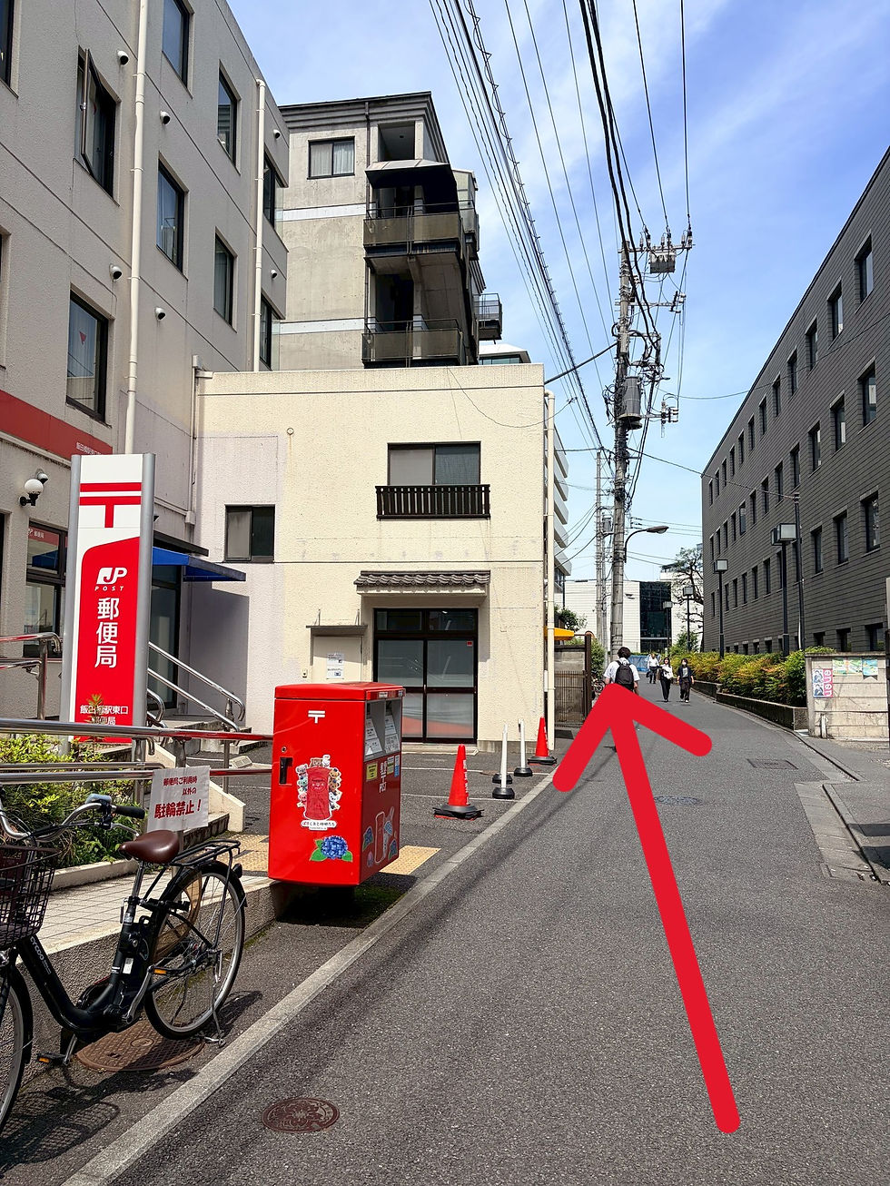 郵便局の前を進む