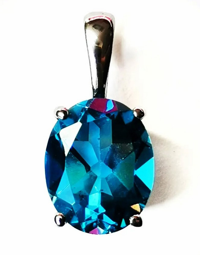 pendentif topaze blue London en titane.jpg