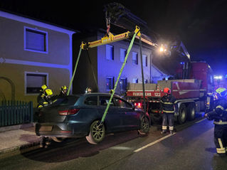 PKW gegen Gartenzaun