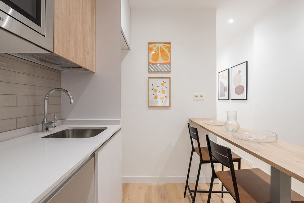 Cocina moderna y compacta con barra para desayunar