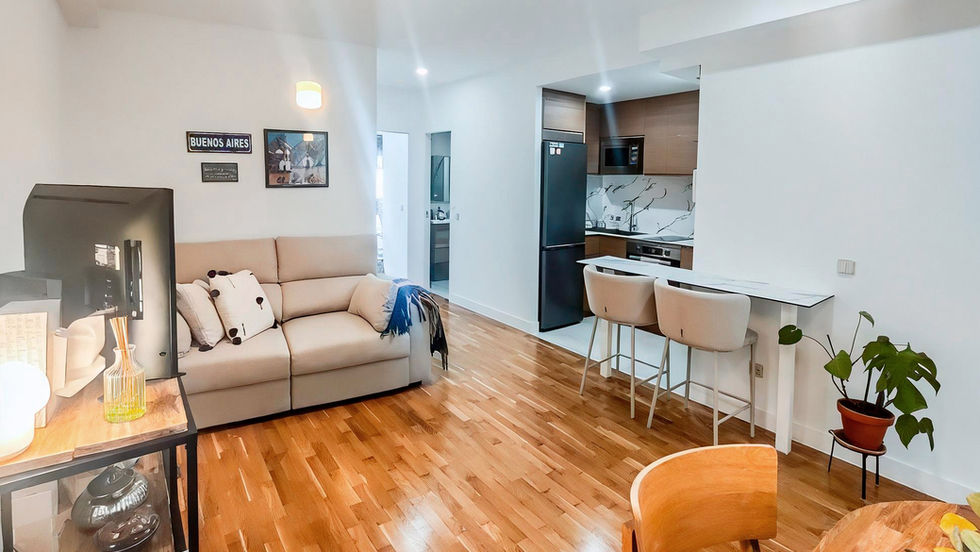 Amplio apartamento moderno, sala de estar y cocina