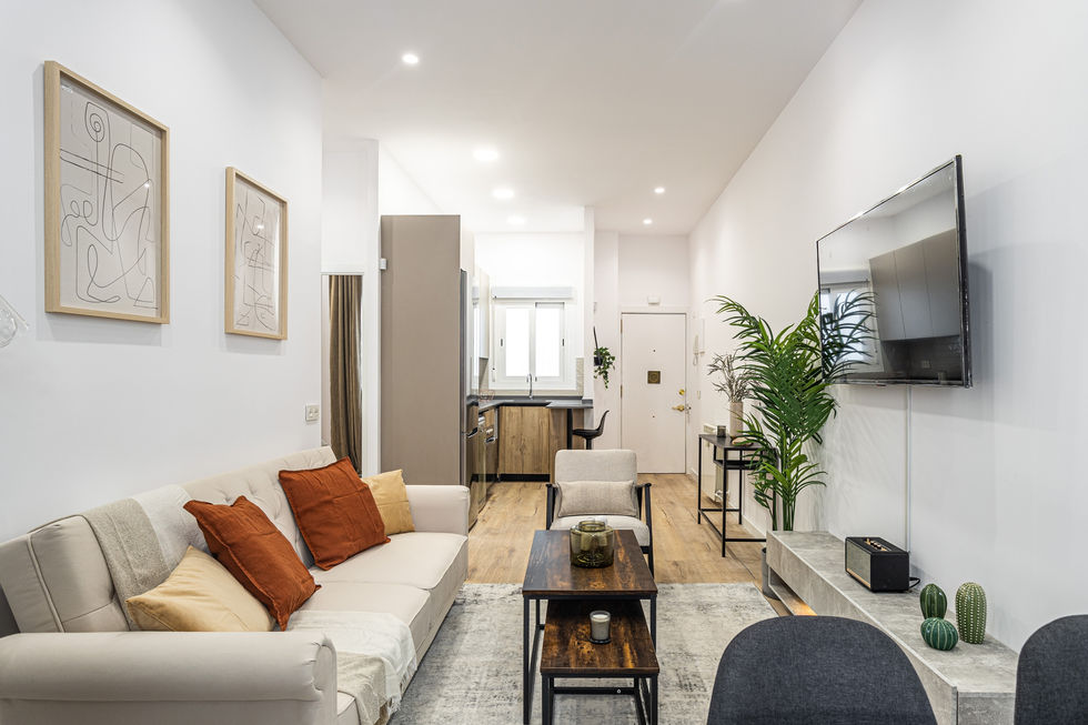 Moderno apartamento amueblado, sala de estar con TV