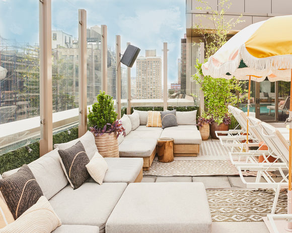 Copy of 20220623-WE-B2B-ROYALTON-POOL-WILLIAMS0740-retouched_04.jpg