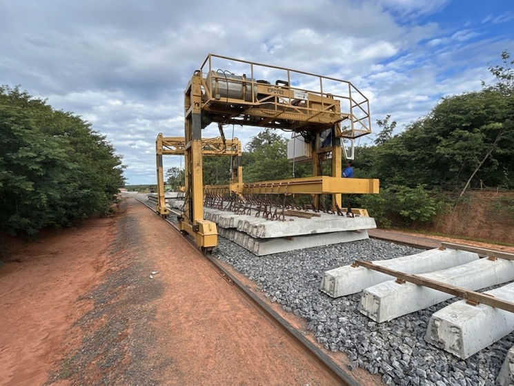 Ferrovia de Integração Oeste Leste - Programa Plurianual do Governo Federal - Terraplenagem e Montagem da Via – Assentamento de dormentes.