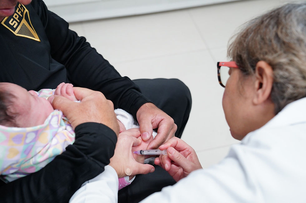 O Dia Mundial de Combate à Meningite, celebrado em 5 de outubro, reforça a importância da prevenção, além do reconhecimento dos sinais da doença e da busca rápida por atendimento. A meningite é uma inflamação das membranas que envolvem o cérebro e a medula espinhal, podendo ser causada por diferentes agentes, entre eles vírus e bactérias. Algumas formas da doença podem evoluir rapidamente, provocar sequelas graves e até levar à morte.