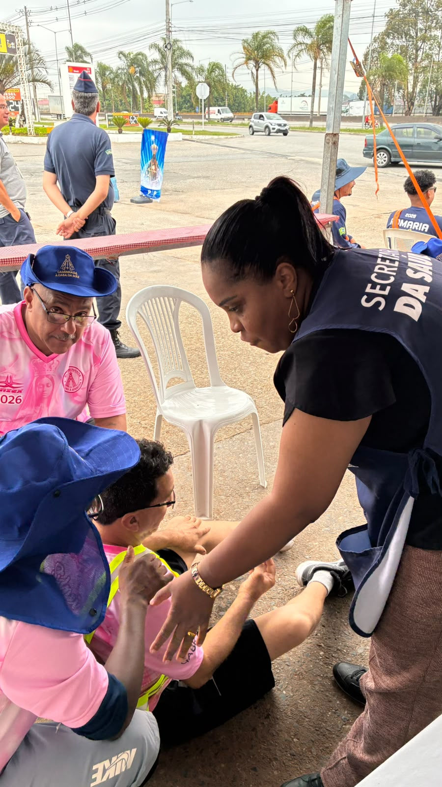A Prefeitura de Guarulhos está realizando desde segunda-feira (5) os atendimentos aos romeiros que passam pelo município em direção a cidade de Aparecida, interior do Estado, no Vale do Paraíba. A ação conta com equipes de enfermagem e médicos em pontos estratégicos da rodovia Presidente Dutra para oferecer assistência às pessoas durante o trajeto até o maior centro de peregrinação religiosa da América Latina, o Santuário Nacional de Nossa Senhora Aparecida.