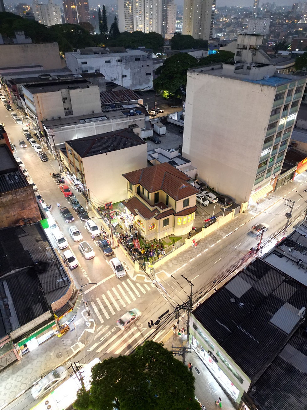 Um dos principais espaços de educação e cultura de Guarulhos para formação e estudo sobre a memória local, o Centro Municipal de Educação Casarão da Nossa História registrou a marca de mais de 25 mil visitas desde sua inauguração em julho do ano passado. Em 2025, foram cerca de 10,2 mil acessos, números que somados aos mais de 15,4 mil visitantes somente nos primeiros oito meses desse ano, evidenciam a dimensão da trajetória em constante expansão e o engajamento e participação da população.