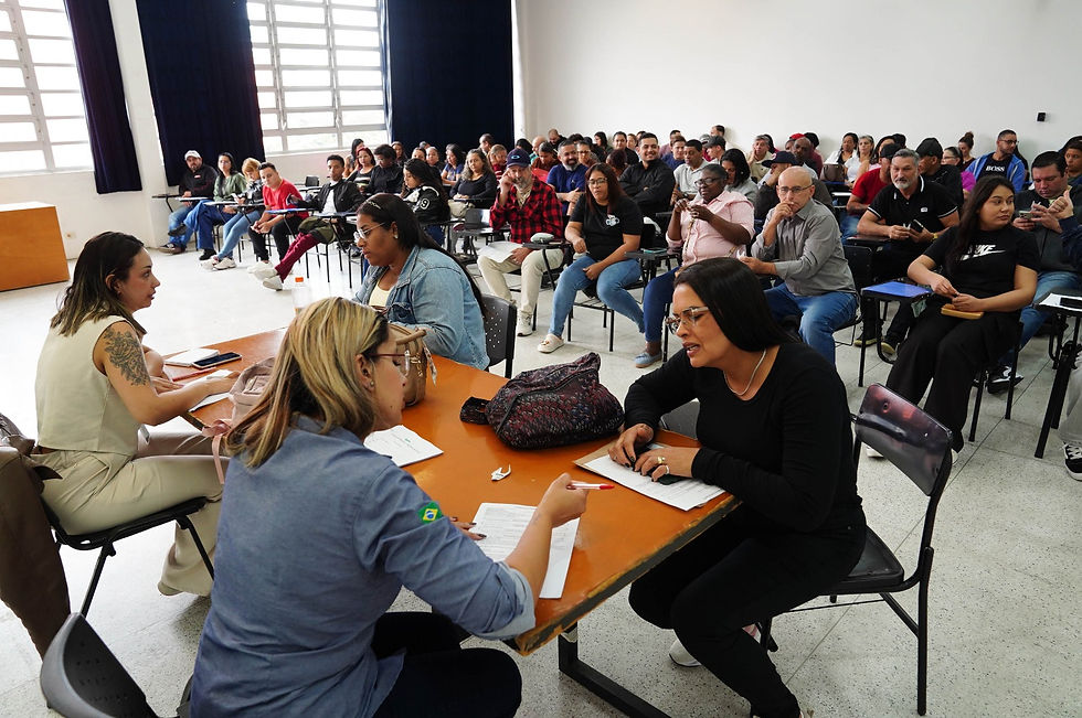 Na segunda-feira (28), o Centro Municipal de Educação Adamastor sediou mais um processo seletivo de empregos realizado pela Prefeitura de Guarulhos por intermédio da Secretaria de Desenvolvimento Econômico e Trabalho (SDET). A ação reuniu mais de duzentos candidatos no local em busca de 70 vagas nas áreas de logística e transporte.