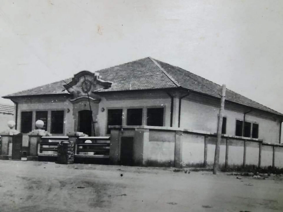 O Arquivo Histórico Municipal Araci Borges Dias Martins recebe a partir da próxima segunda-feira, 5 de outubro, a exposição "Memórias da Educação", que reúne fotografias, documentos e outros registros históricos que ajudam a contar a trajetória da área educacional em Guarulhos. O público pode visitar a mostra gratuita de segunda a sexta-feira, das 8h às 17h até o dia 30 de outubro.