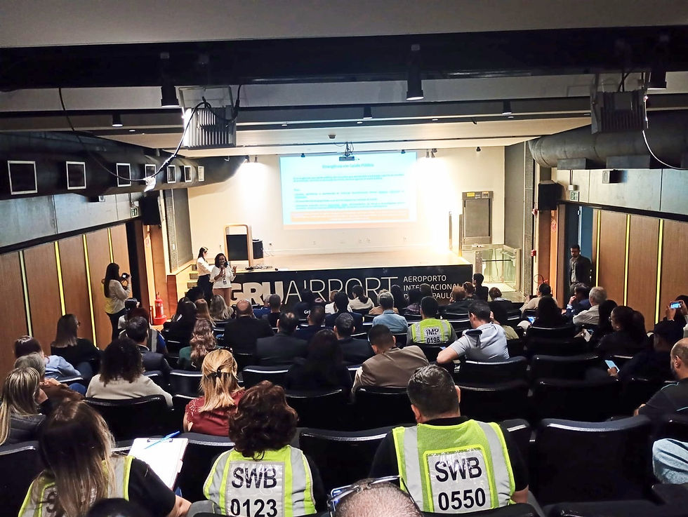A Prefeitura de Guarulhos, por meio do Centro de Informações Estratégicas em Vigilância em Saúde (CIEVS) Municipal, participou na segunda-feira (28), do primeiro Comitê de Saúde Pública Aeroportuária, realizado no Aeroporto Internacional de Guarulhos. A iniciativa reuniu profissionais e representantes de diferentes instituições que atuam no complexo aeroportuário para fortalecer a integração e a capacidade de resposta diante de situações que possam representar riscos à saúde pública.