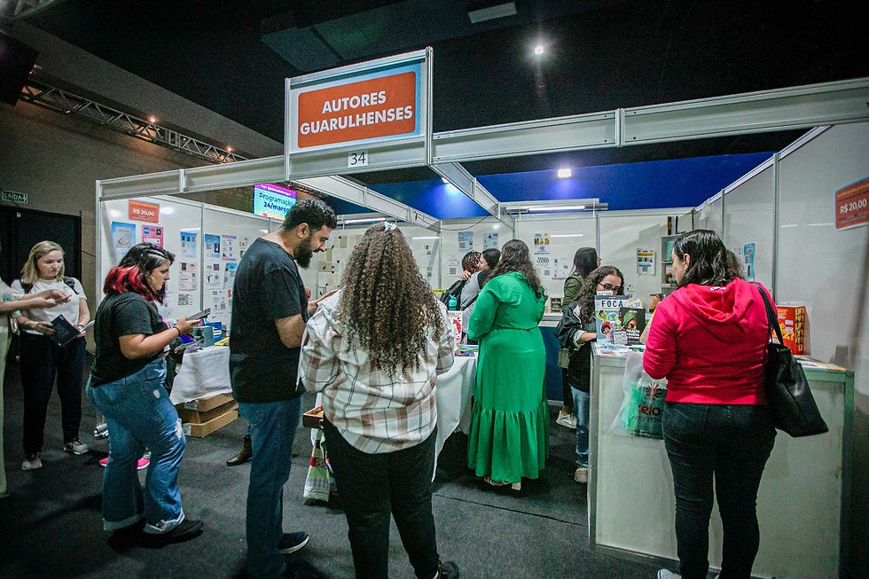 A Prefeitura de Guarulhos publicou no Diário Oficial do Município da última sexta-feira (2), na página 13, o edital de convocação pública nº 04/2026 (https://www.guarulhos.sp.gov.br/uploads/pdf/1074464693.pdf) para seleção de interessados em representar os autores guarulhenses em estande na 4ª Bienal Internacional do Livro de Guarulhos. O edital destina-se a pessoas jurídicas, como editoras, livrarias, associações culturais, cooperativas, entre outras, regularmente constituídas e em funcionamento na cidade, com objeto social voltado à área literária ou cultural. As inscrições seguem abertas até 14 de outubro.