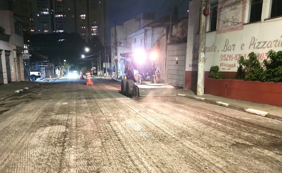 A Prefeitura de Guarulhos iniciou na quinta-feira (1º), o recapeamento de 1.900 m² da rua Cônego Valadão, na região da Vila Augusta. A obra, que está sob a responsabilidade da Secretaria de Administrações Regionais (SAR), por meio do Departamento de Manutenções Viárias e Drenagens (DMVD), será executada no período noturno, com o objetivo de não prejudicar o trânsito local.