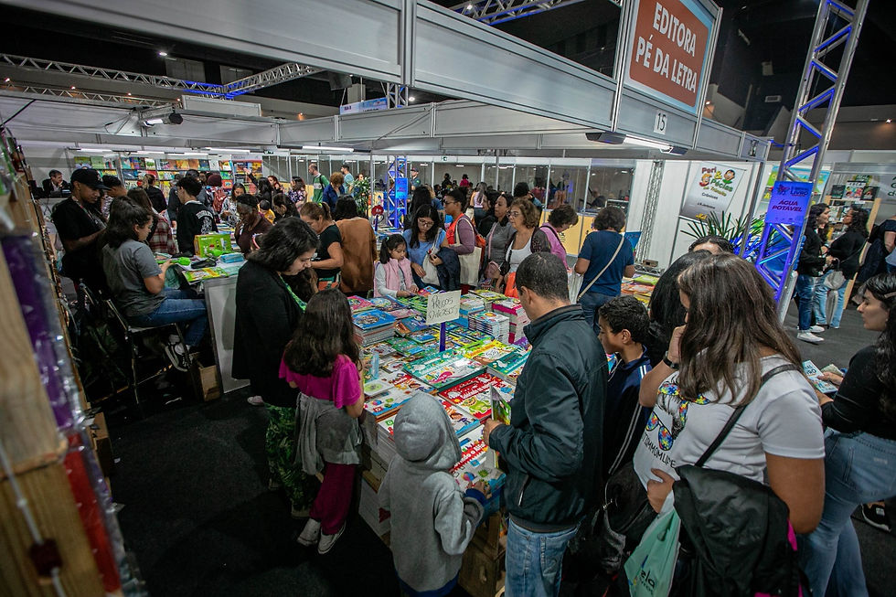 Entre os dias 6 e 15 de novembro, a Prefeitura de Guarulhos, por meio da Secretaria de Educação, realiza a 4ª edição da Bienal Internacional do Livro no Espaço Inter. Maior evento literário da cidade, a bienal celebra o livro e a literatura com uma programação criativa, grandes encontros entre autores e leitores e atrações infantis.