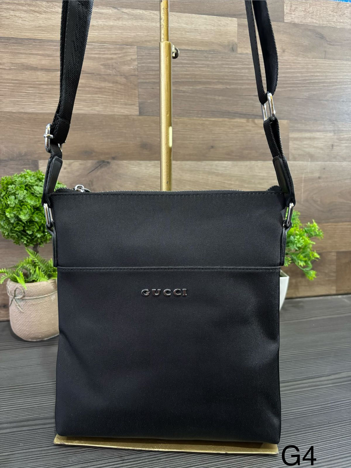 Mariconera Gucci negra lisa 1 cierre 