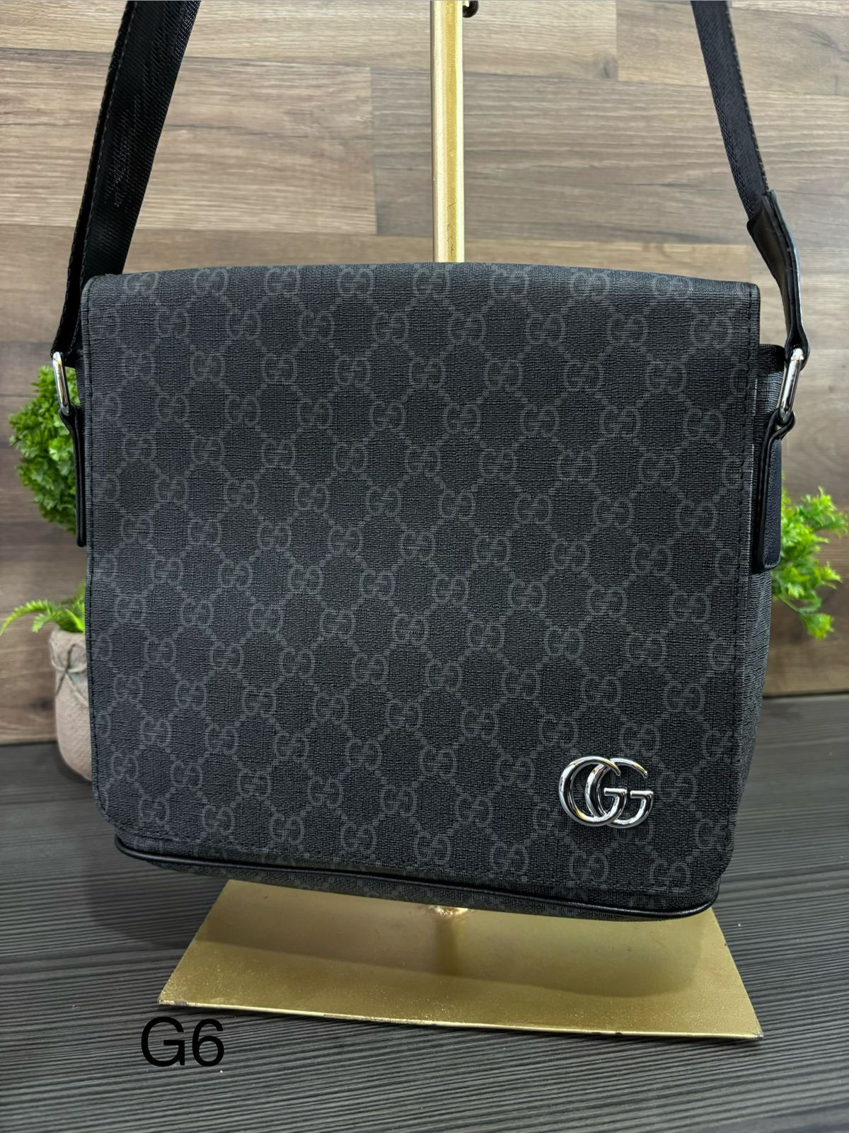 Mariconera Gucci logo plateado 