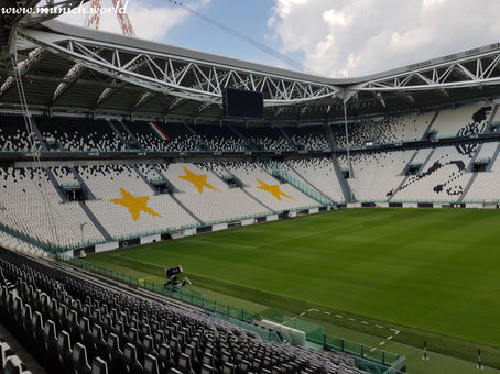 Allianz Stadion von Juventus in Turin und Allianz Arena von FC Bayern in München
