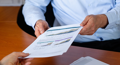 documents papiers et mains graphiques