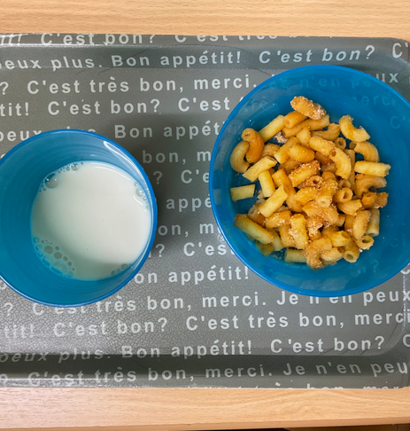 青い食器に盛られたマカロニと牛乳、Bon appétit! C'est très bon, merci.