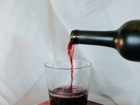 נשפך יין אדום על ספת הקטיפה? בלי פאניקה! המדריך המלא להצלת הספה