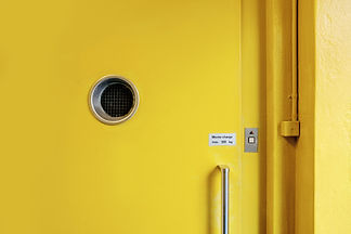 Porte d'ascenseur jaune