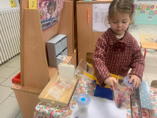GS : En grande section, un espace confiserie est présent dans la classe pour travailler le dénombrement et la comparaison des masses.
