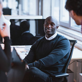 Discussion d'équipe au bureau