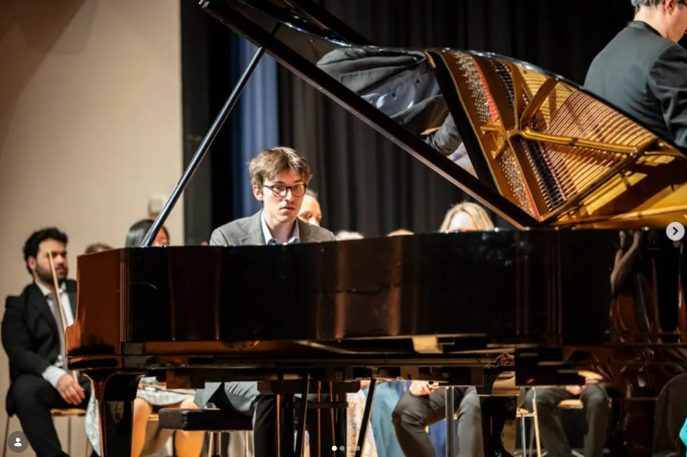 Emil Laternser am Flügel. Der Pianist studiert an der Zürcher Hochschule der Künste und komponiert eigene Werke.