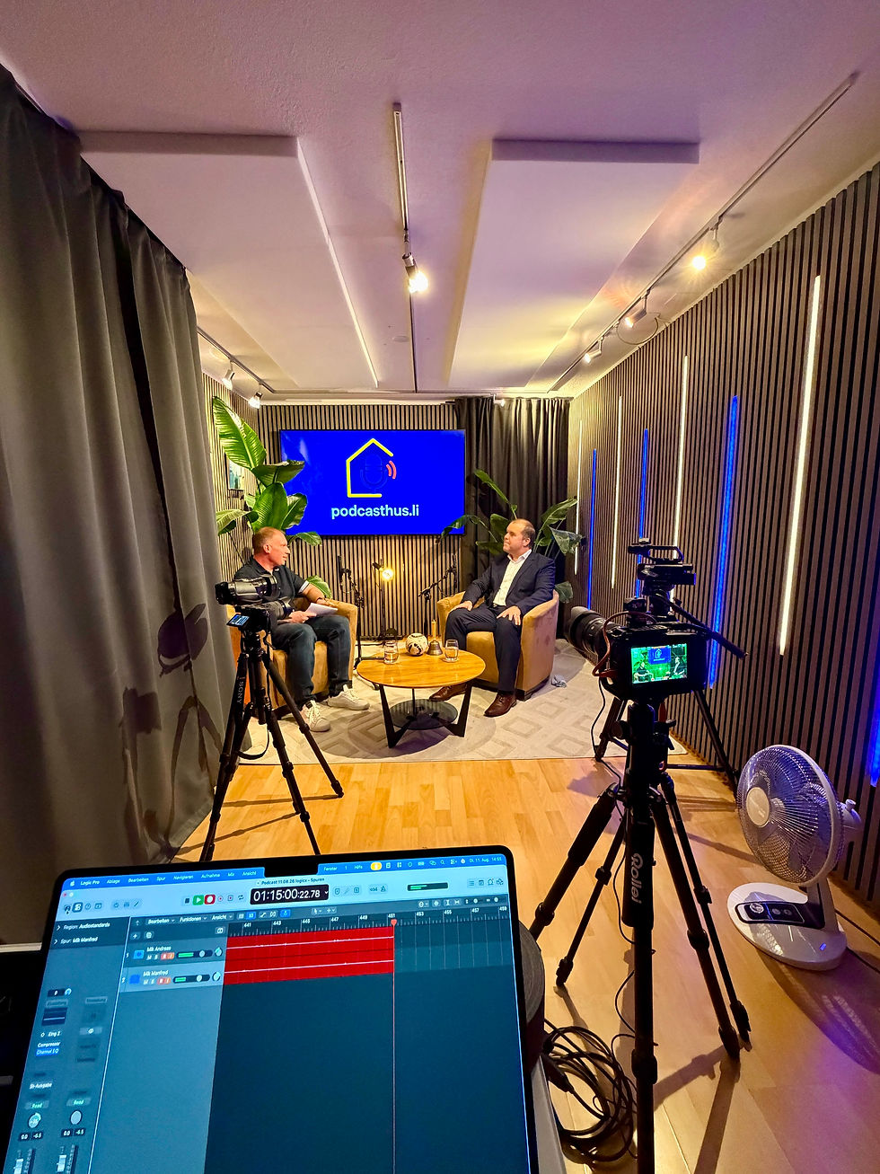 Blick hinter die Kulissen: Die Aufzeichnung des Gesprächs mit Landtagspräsident Manfred Kaufmann im Studio von Podcasthus.li: Medienplattform für Liechtenstein. Im Gespräch mit Journalist und Geschäftsführer Andreas Krättli.