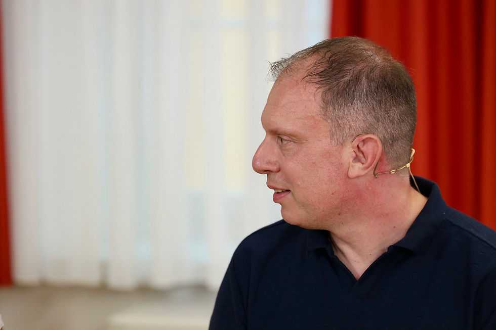 Andreas Krättli führt durch das Gespräch «Musik aus Liechtenstein» in der Alten Sennerei in Triesen. Foto: Otto Conrad