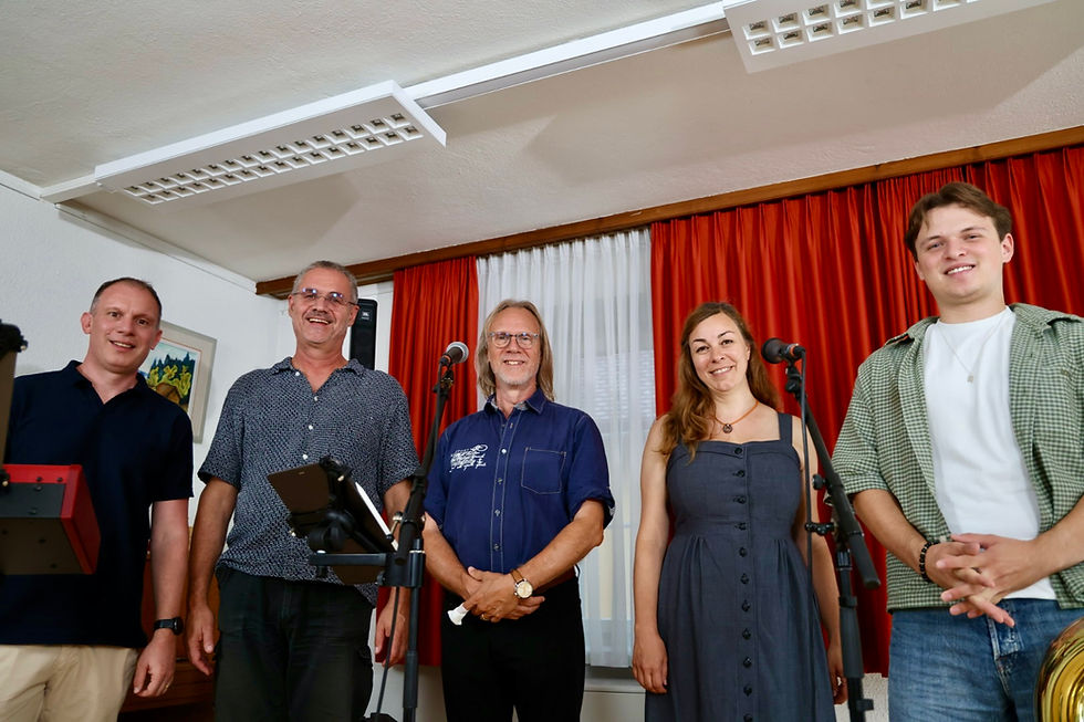 Von links: Moderator Andreas Krättli, Keyboarder Stefan Frommelt, Mark B. Lay und Sängerin Rahel Oehri Malin von The Peps sowie Fabrizio Rotunno von FL7 Brass. Gemeinsam sprechen sie bei «Musik aus Liechtenstein» über Volksmusik, neue Interpretationen und die Perspektive einer jungen Musikergeneration. Foto: Otto Conrad
