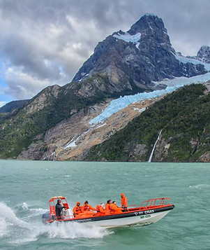 vista del glaciar serrano desde un bote