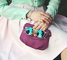 saco roxo e óculos de sol