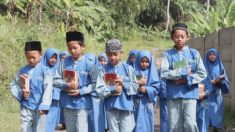 Santri dan santriwati Rumah Tahfidz Darul Qur’an Bojong Koneng berangkat bersama dengan semangat menuju kegiatan belajar Al-Qur’an.