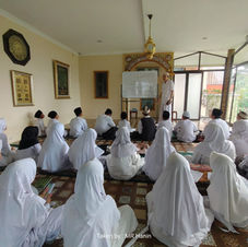 Santri Rumah Tahfidz DAQU sedang belajar Al-Qur’an di kelas bersama ustadz pengajar