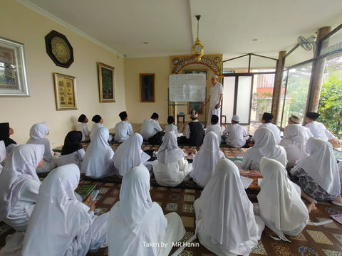 Santri dan santriwati Rumah Tahfidz Darul Qur’an Bojong Koneng menyimak pelajaran dengan fokus di ruang kelas.
