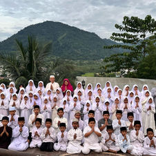 Santri dan guru Rumah Tahfidz DAQU berfoto bersama dengan latar Gunung Pancar di Sentul