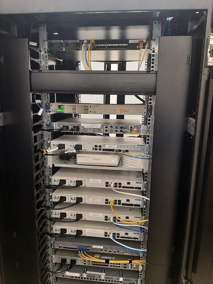 Organização de rack de equipamentos