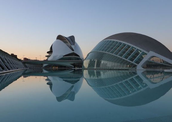 Moderne Architektur im Wasser gespiegelt