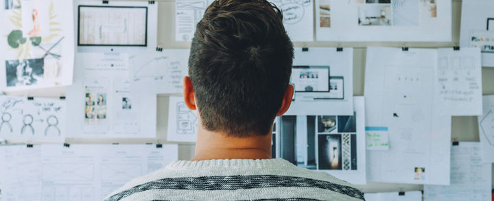 Schüler blickt auf Notizen an der Wand