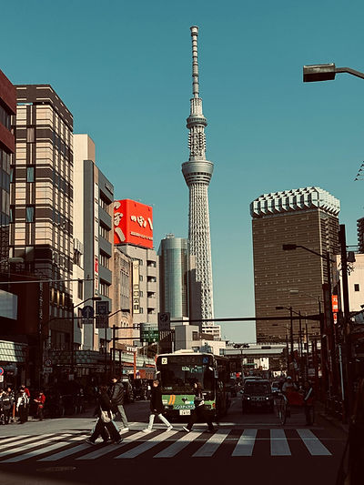 Tokio: Skytree über belebter Straße