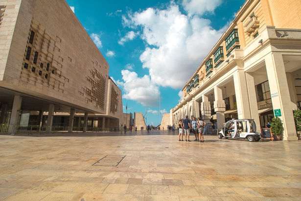 Breiter Platz mit modernem und klassischem Gebäude