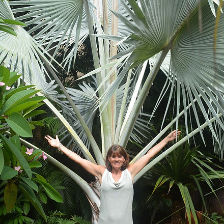 Karen Lagesse-Schüller standing under a palmtree