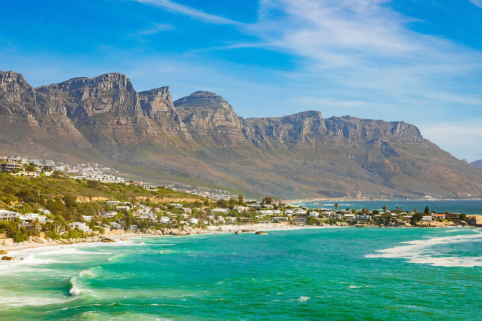 vista-deslumbrante-dos-penhascos-rochosos-a-beira-mar-capturada-na-cidade-do-cabo-africa-d
