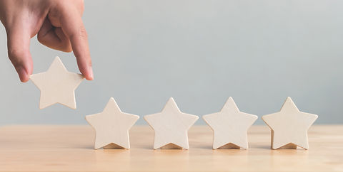 5 étoiles en bois, image de satisfaction et d'excellente qualité
