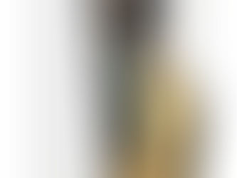 STYLÉE EN PORTANT LE MOTIF PIED-DE-POULE.