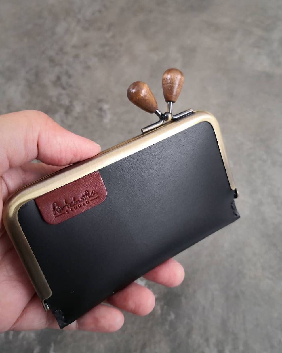Thumbnail: 【Order】Wooden Ball Kiss Lock Business Card Holder - texture