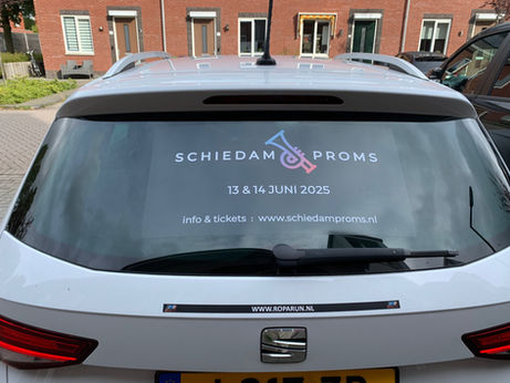 🚗✨ De eerste auto's met Schiedam Proms-stickers rijden door de stad! 