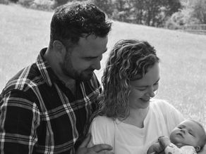 Outdoor Family Photoshoot with a Newborn – Capturing Precious Moments in Kent, UK