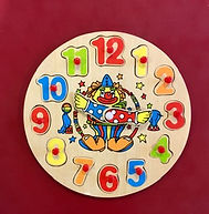 Jeu d'encastrement sur le thème du temps/heures